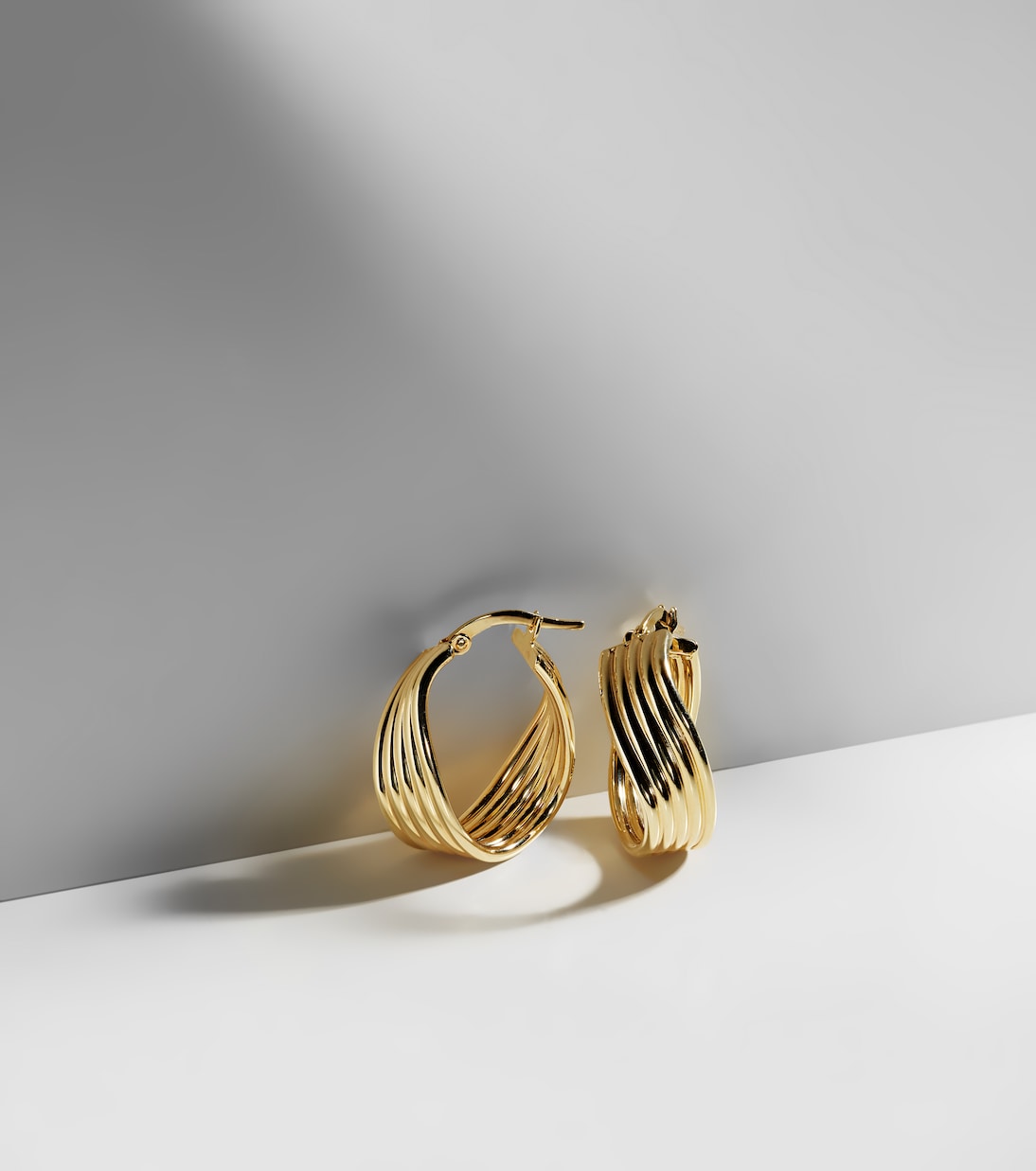 Orecchini in oro 10kt Swerve di STONE AND STRAND - Eleganza giovane e moderna