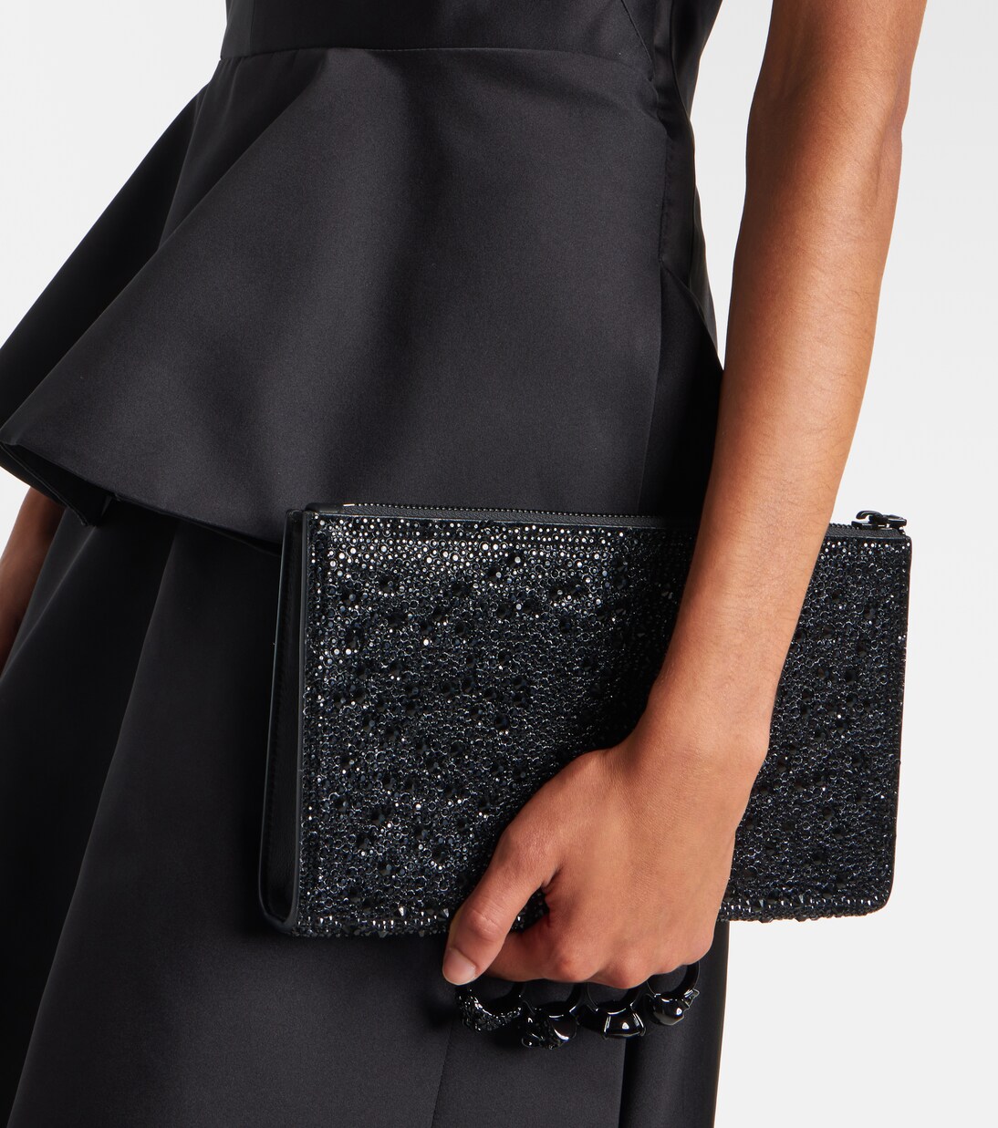 Pouch Skull Knuckle de piel con tachuelas | McQueen
