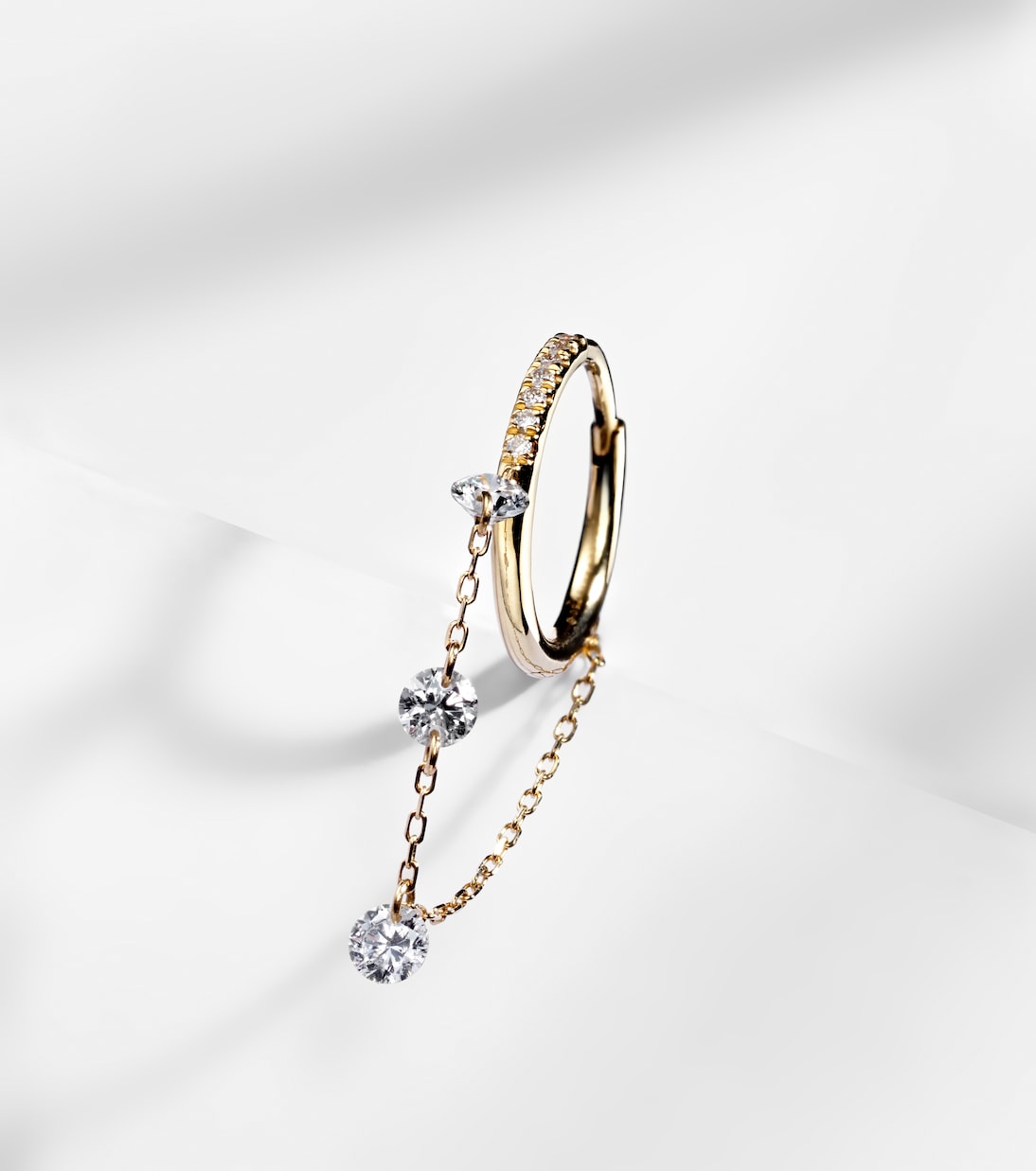 Orecchino in oro 18kt PERSÉE con diamanti, stile moderno per giovani