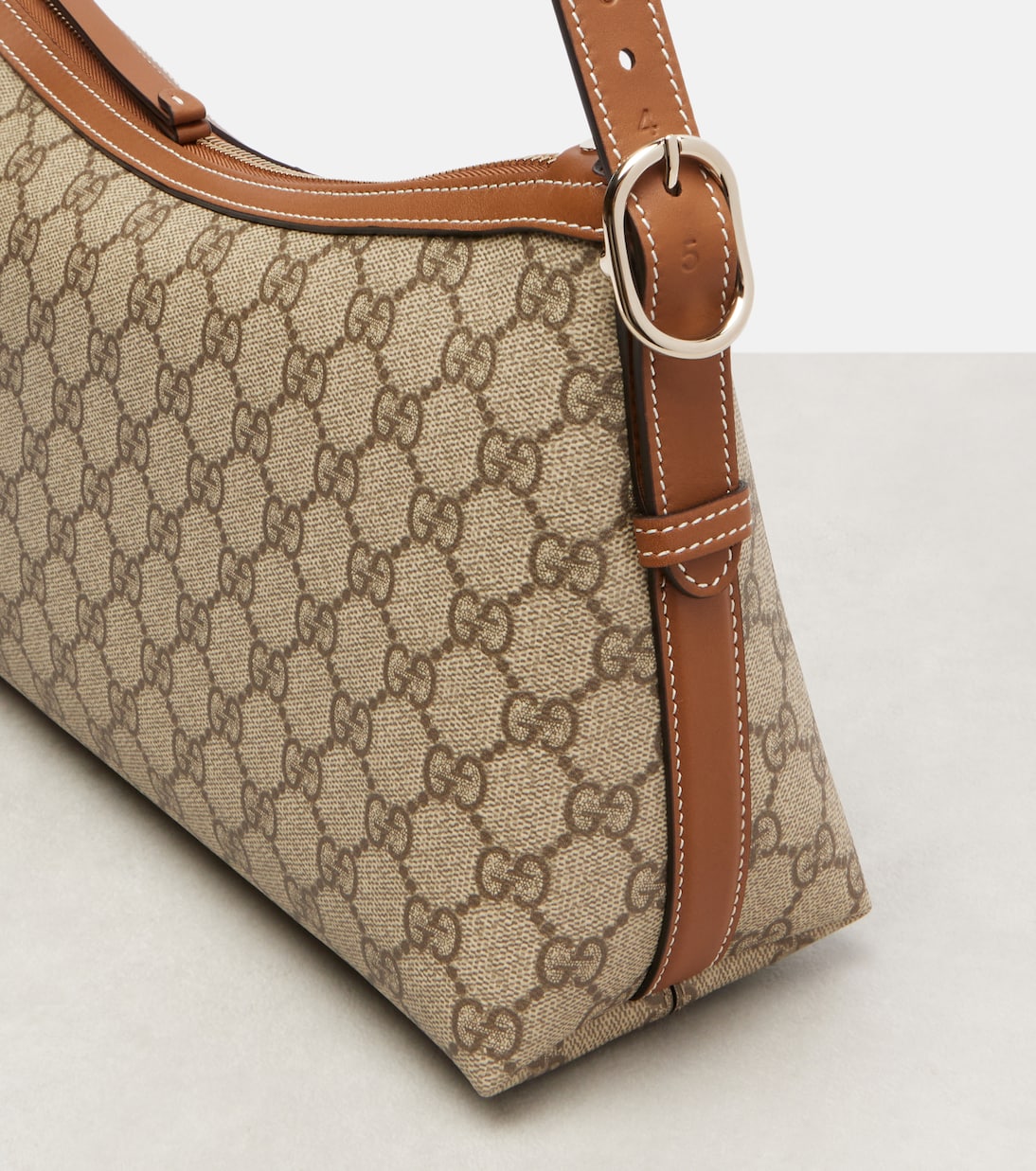 GG Emblem Medium shoulder bag | Gucci