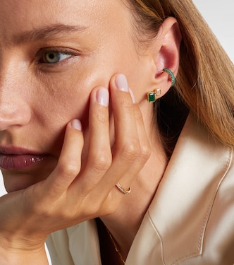 Ear cuff Jumbo de oro de 18 ct con esmeraldas | Shay Jewelry