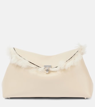 Clutch T-Lock aus Leder mit Shearling | Toteme