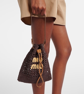 Secchiello Mini effetto rafia con pelle | Miu Miu