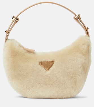 Schultertasche Arqué aus Shearling | Prada