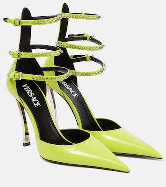 Salones Pin-Point de piel adornados | Versace