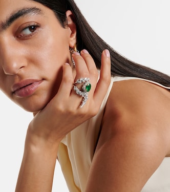 Anello Reign Supreme in oro bianco 18kt con diamanti e smeraldo | Yeprem
