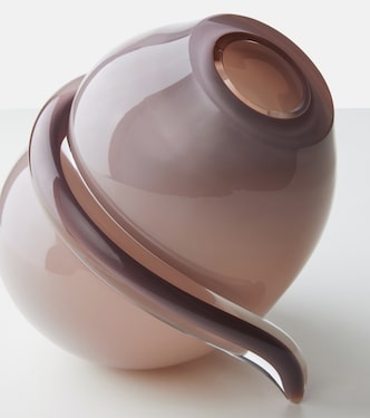 Vase Tension  | Alexa Lixfeld