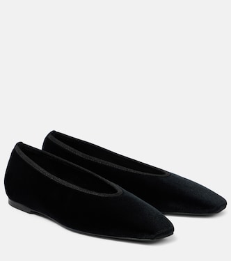 Minimalist velvet ballet flats | Toteme