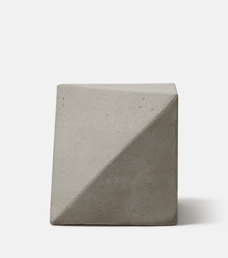 Concrete bookend | Michaël Verheyden