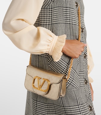 Schultertasche Locò Small aus Metallic-Leder | Valentino Garavani