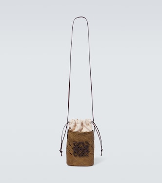 Paula's Ibiza - Secchiello Pocket Ajouré in iraca con pelle | Loewe