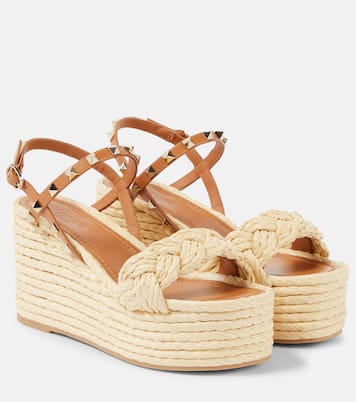 Sandalias con cuña Rockstud de rafia y piel | Valentino Garavani