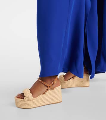 Sandalias con cuña Rockstud de rafia y piel | Valentino Garavani