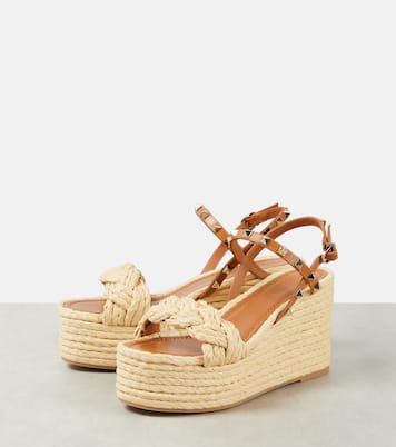Sandalias con cuña Rockstud de rafia y piel | Valentino Garavani