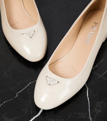 Ballerine in vernice con logo | Prada