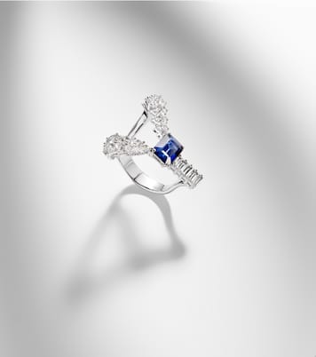 Ring Reign Supreme aus 18kt Weißgold mit Diamanten und Saphir | Yeprem