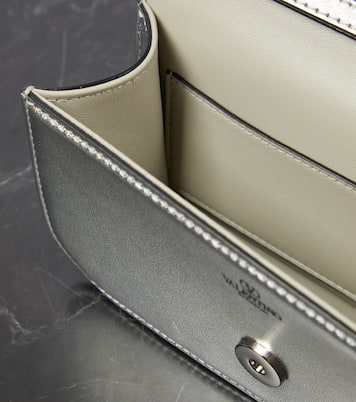 Schultertasche Locò Small aus Metallic-Leder | Valentino Garavani