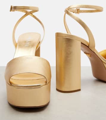 Plateausandalen aus Metallic-Leder | Prada