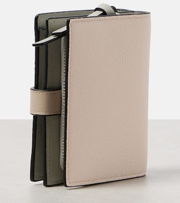 Compact leather wallet | Loewe