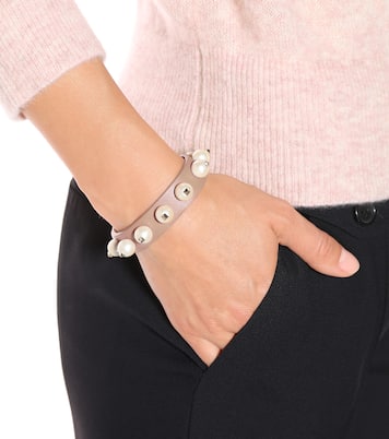 Valentino Garavani pulsera Rockstud de piel y perlas | Valentino Garavani