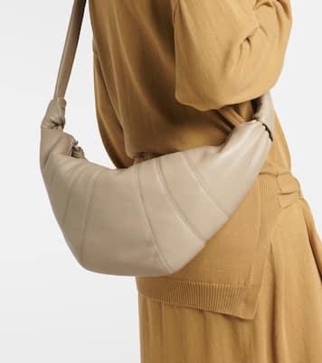 Schultertasche Croissant Medium aus Leder | Lemaire