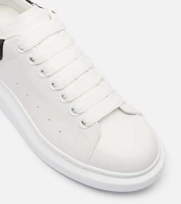 Zapatillas oversized de piel adornadas | McQueen