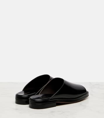 Pantoletten Emi aus Lackleder | The Row