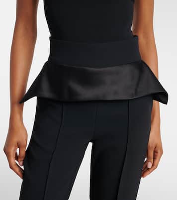 Pantalones slim Relate de satén con peplum | Maticevski