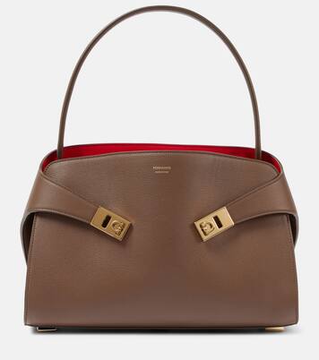 Hug Medium leather shoulder bag | Ferragamo