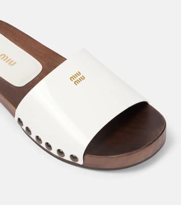 Pantoletten aus Lackleder | Miu Miu
