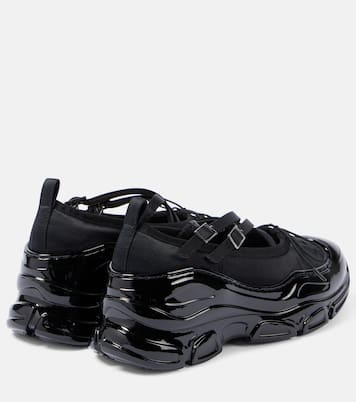 Schuhe Crystal Buckle Tracker mit Lackleder | Simone Rocha