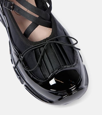 Schuhe Crystal Buckle Tracker mit Lackleder | Simone Rocha
