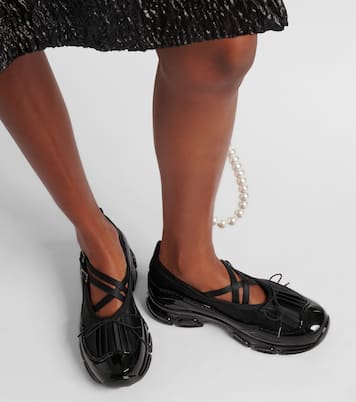 Schuhe Crystal Buckle Tracker mit Lackleder | Simone Rocha
