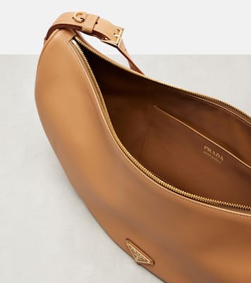 Schultertasche Demi-Lune Large aus Leder | Prada