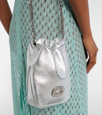 Pilgrim 나노 메탈릭 레더 버킷 백 | Roger Vivier