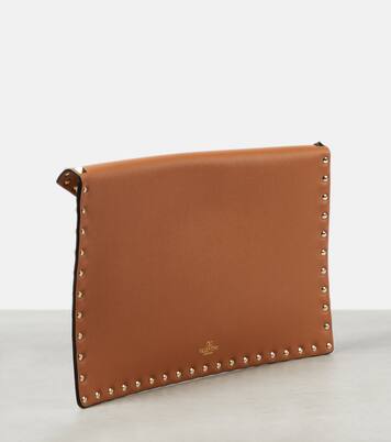 Rockstud Large leather-trimmed raffia clutch | Valentino Garavani