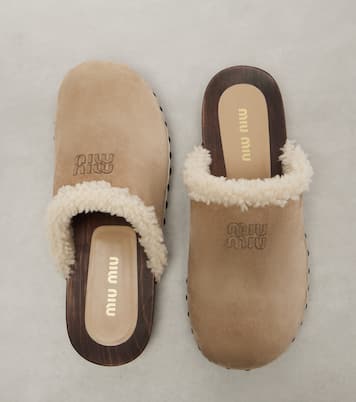 Clogs aus Veloursleder mit Shearling | Miu Miu