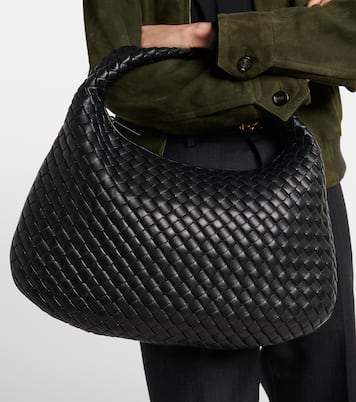 Veneta Medium leather shoulder bag | Bottega Veneta