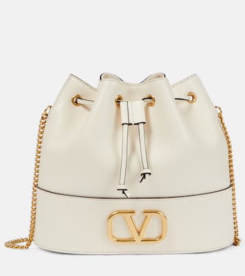 Sac seau Vlogo Signature Small en cuir | Valentino Garavani