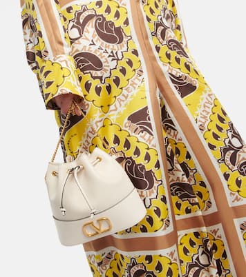 Sac seau Vlogo Signature Small en cuir | Valentino Garavani