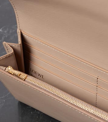 Continental Pebble leather wallet on chain | Loewe