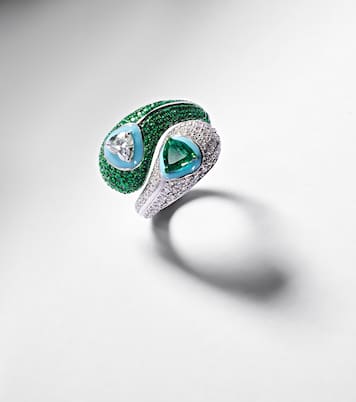 Anello Ying Yang in oro bianco 18kt e smalto con smeraldi e diamanti | Kamyen