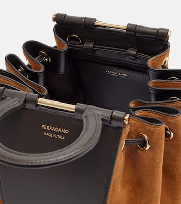 Bucket-Bag Gancio Small aus Veloursleder | Ferragamo