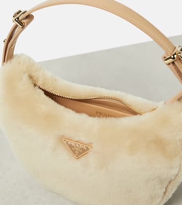 Borsa a spalla Arqué in shearling | Prada