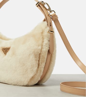 Borsa a spalla Arqué in shearling | Prada
