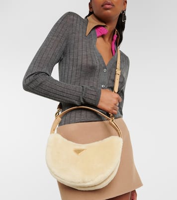 Borsa a spalla Arqué in shearling | Prada