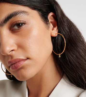 Orecchini a cerchio Nesting Gem Medium in oro 18kt con smeraldi | Octavia Elizabeth