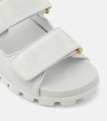Sandali distressed in pelle con logo | Miu Miu