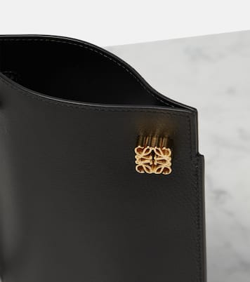 Etui mit Riemen Dice Pocket aus Leder | Loewe