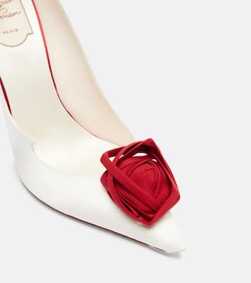 حذاء من الساتان مع تزيين بالورود Epine Rose 100 | Roger Vivier